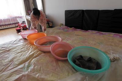 大名楼上漏水，住户失联，小区没物管，业主维权难！律师来支招……